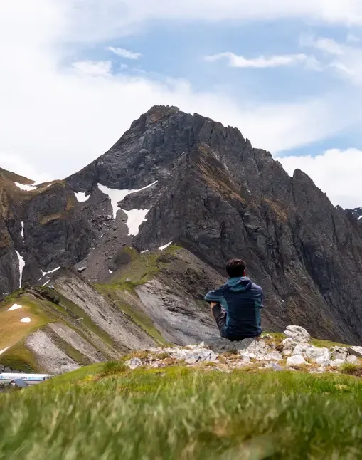 Montagne et randonneur